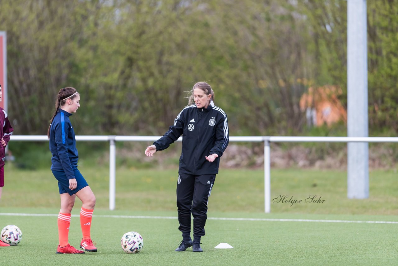 Bild 144 - Co-Trainerin der Frauen Nationalmannschaft Britta Carlson in Wahlstedt